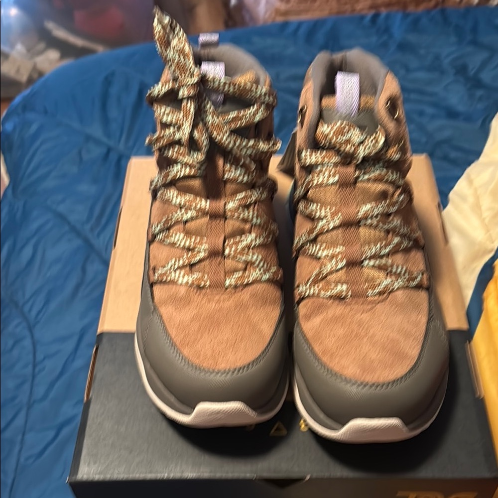 Teva Women’s Auroris insulated boots, size 9, NWT, tan and gray